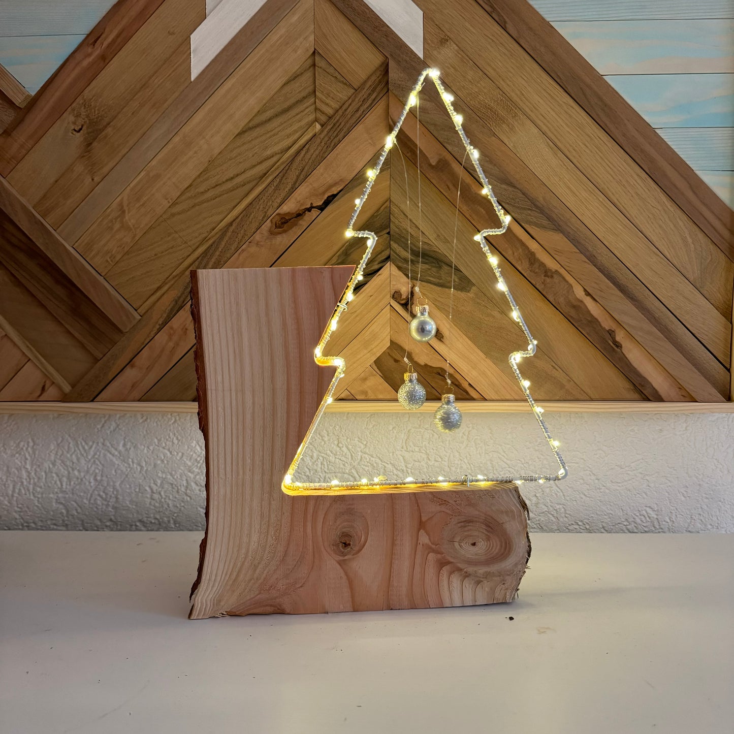 Weihnachtsbaum mit LED-Mini-Leuchten, Massivholz Douglasie, Höhe ca 35cm