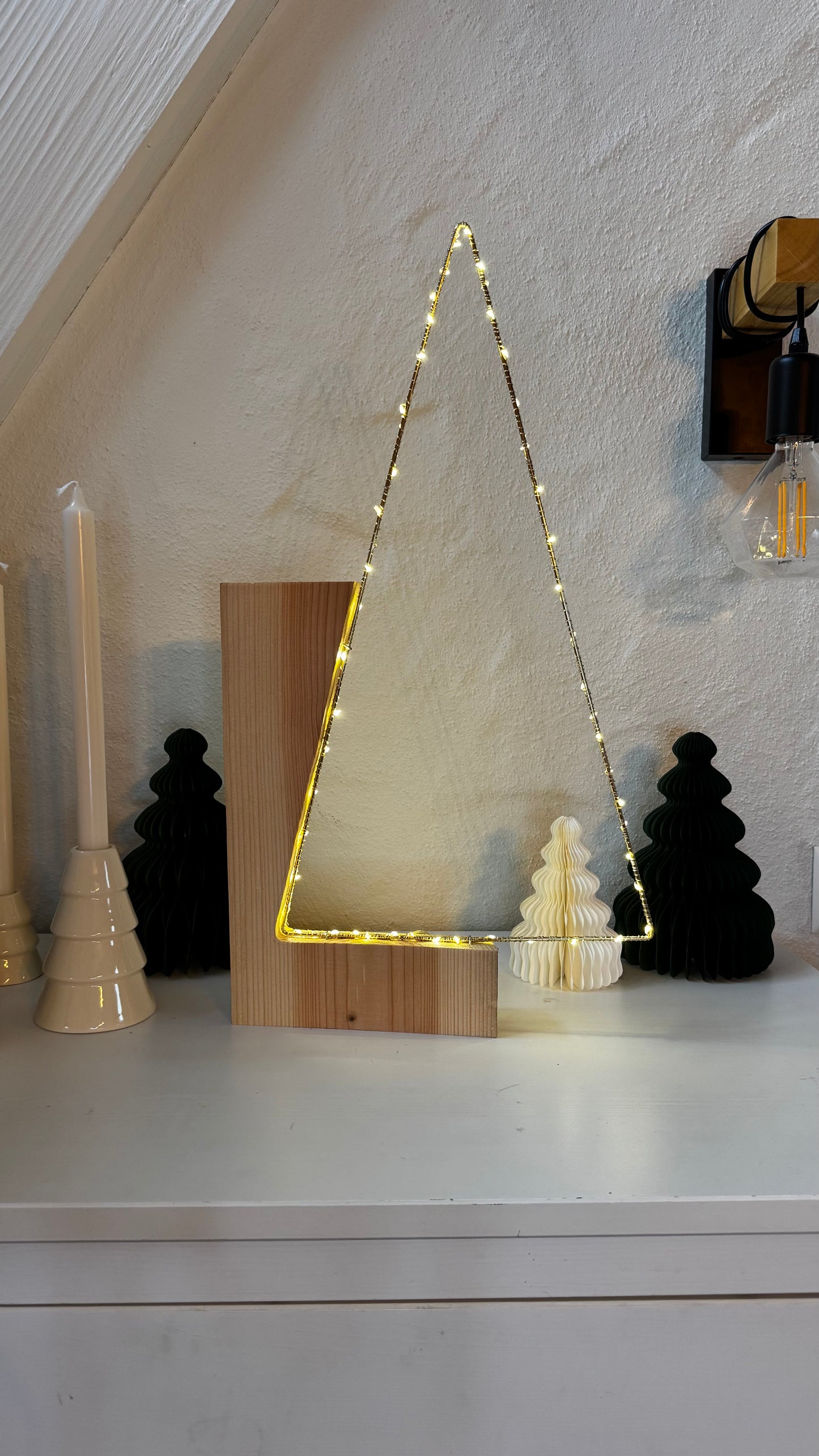 Minimalistischer Weihnachtsbaum mit LED-Mini-Leuchten, Massivholz Douglasie
